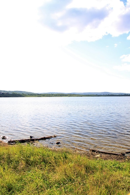 Paysage d'été des montagnes de l'Oural rivière