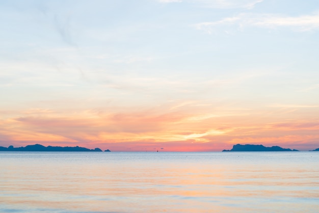 Paysage d'été avec des nuages jaunes ciel bleu mer doux