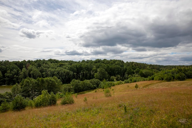 Paysage d'été par temps pluvieux nuageux