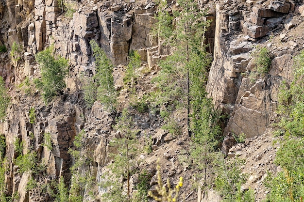 Paysage d'été avec pente rocheuse de carrière de granit