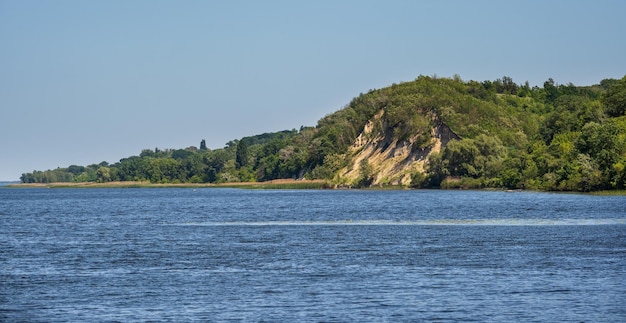 Paysage d'été des rives de la rivière Dnipro Réservoir d'eau de Kaniv Région de Kyiv Ukraine