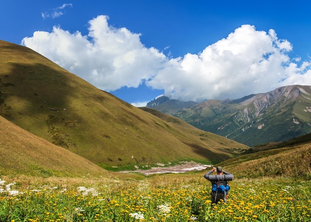 Paysage d'été avec rivière et neige de montagne. Pic Shkhara Zemo Svaneti, Géorgie. La principale crête du Caucase