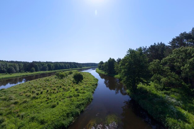 Un paysage d'été avec rivière