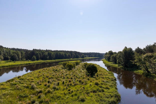 Un paysage d'été avec rivière