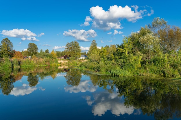 paysage d'été avec route fluviale et nuages dans le ciel bleu