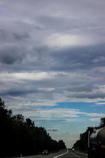 Paysage d'été sur la route