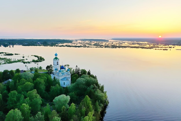 paysage d'été en russie coucher de soleil, église au bord de la rivière christianisme orthodoxie