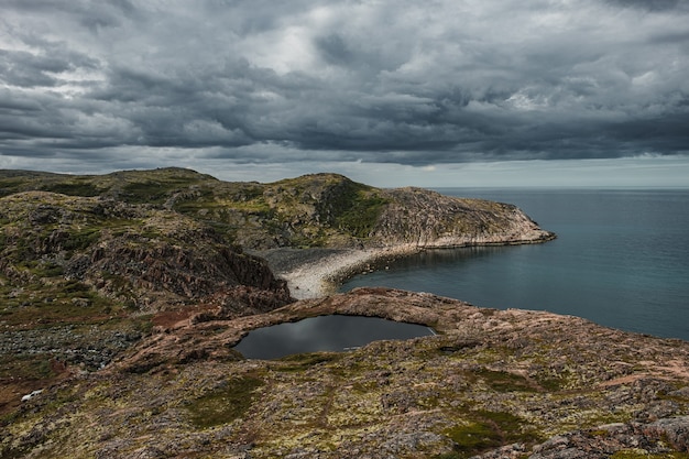 Paysage d'été de la toundra polaire verte dans les environs Teriberka