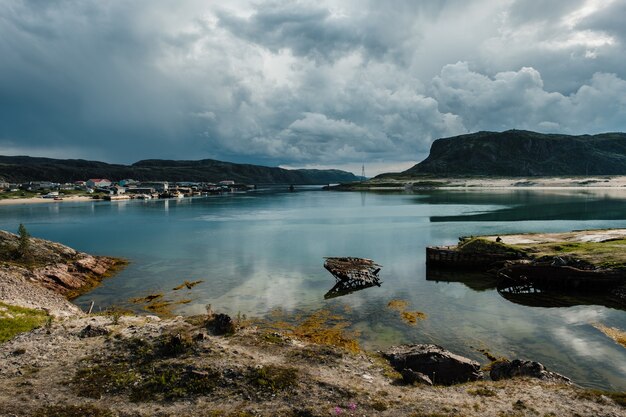 Paysage d'été de la toundra polaire verte dans les environs Teriberka