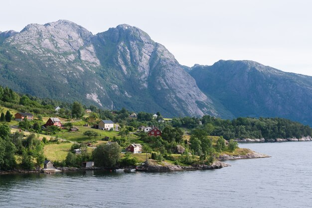 Paysage d'été avec un village de Norvège