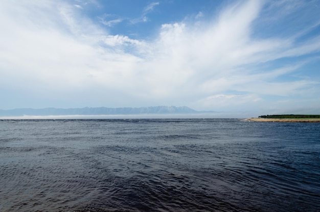 Paysage d'été Vue sur le fleuve et la rive opposée