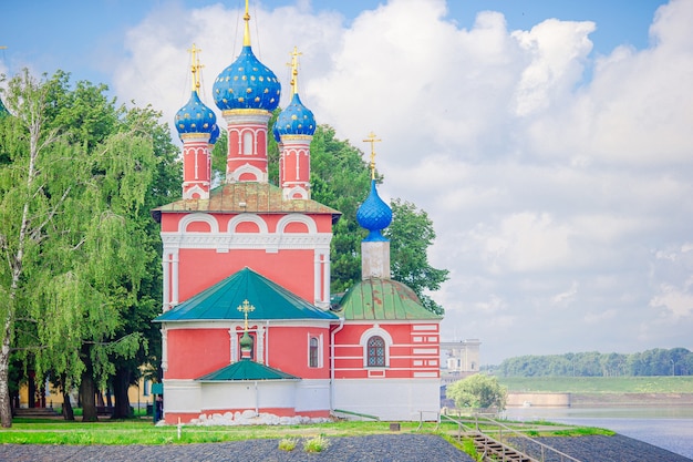 Paysage d'été avec vue sur le kremlin de Souzdal