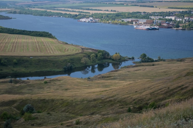 Paysage d'été avec vue sur la rivière Volga Russie Oulianovsk