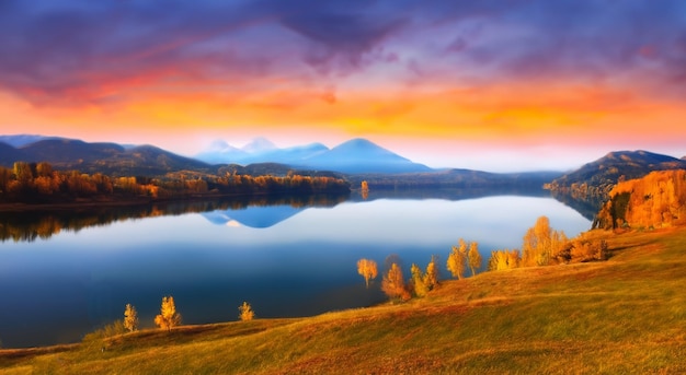 Paysage étonnant d'un lac en automne avec un beau coucher de soleil