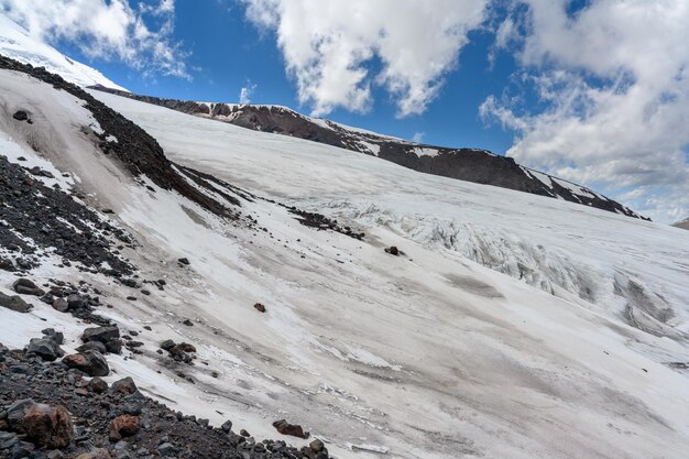 Le paysage étonnant de la vue sur le glacier du mont Elbrus crête caucasienne