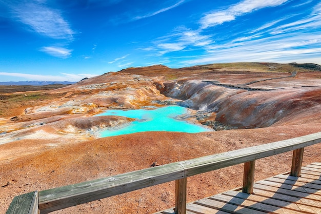 Paysage exotique du lac chaud acide avec de l'eau turquoise dans la vallée géothermique Leirhnjukur