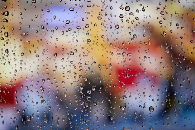 Le paysage à l'extérieur de la fenêtre un jour de pluie