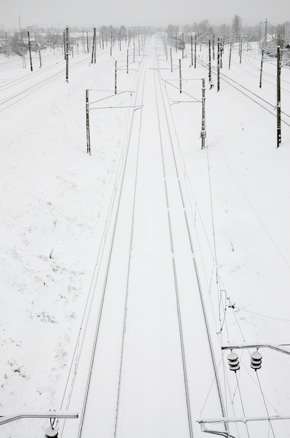 Paysage ferroviaire d&#39;hiver, Voies ferrées dans le pays industriel enneigé