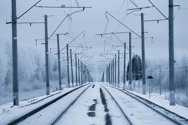 paysage ferroviaire d'hiver, vue sur les rails et les fils du chemin de fer, voie de livraison d'hiver