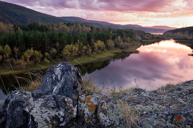 Paysage de fin d'été avec forêt fluviale en arrière-plan belle réflexion et rochers dans le fo