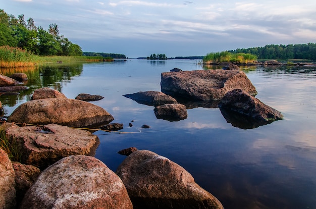 Paysage finlandais sur le lac