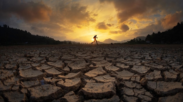 Paysage de fissure de terre au coucher du soleil