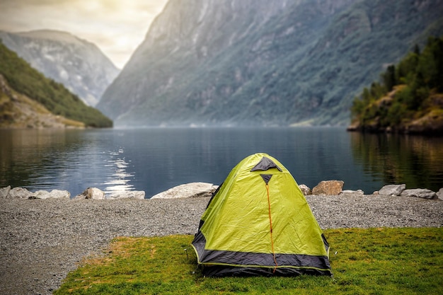 Paysage de fjord norvégien avec tente de camping Aventure en Norvège