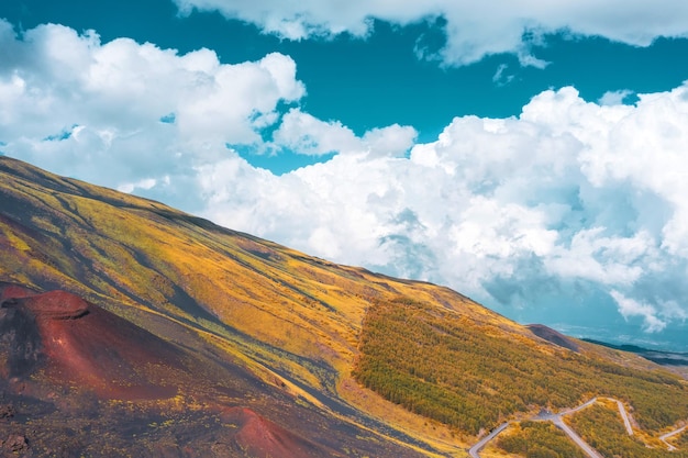 Paysage à flanc de montagne et nuages pittoresques du ciel.