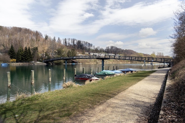 Photo paysage fluvial avec bateaux et pont