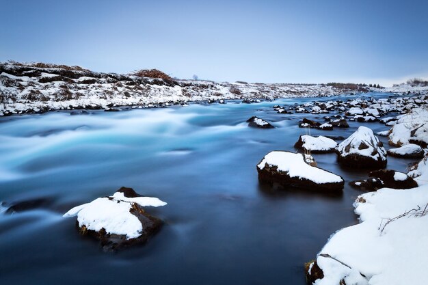 Paysage fluvial gelé