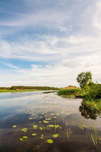 Paysage fluvial sous un ciel magnifique avec des nuages