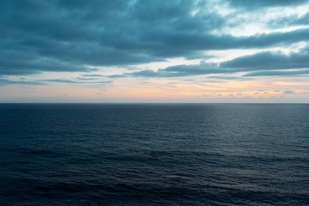 Paysage de fond naturel de la mer Méditerranée au coucher du soleil