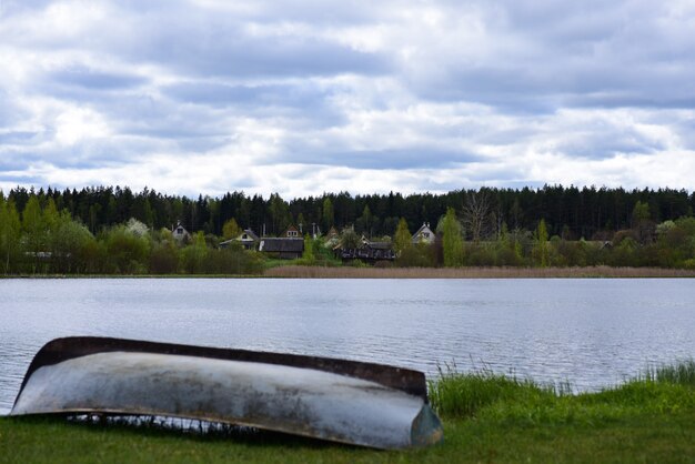 Paysage forêt lac dans le village