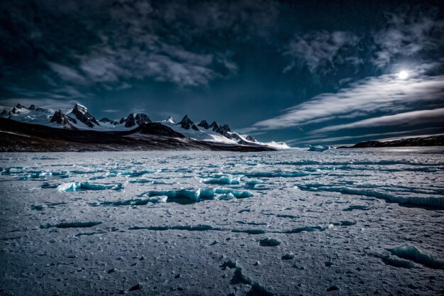 Photo paysage gelé avec une chaîne de montagnes en arrière-plan