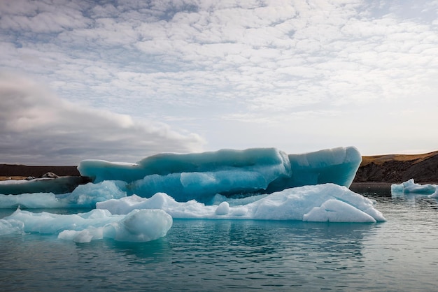 Le paysage glaciaire islandais un iceberg flottant dans l'eau calme prise aérienne