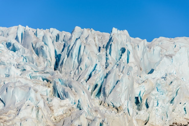 Photo paysage avec glacier au svalbard à l'heure d'été. temps ensoleillé.