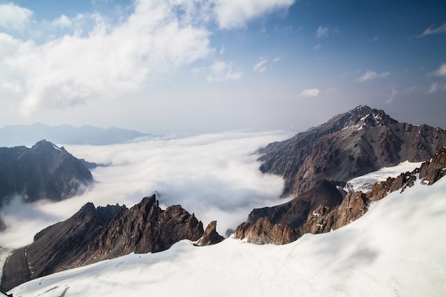 Paysage de glacier et de montagnes enneigées