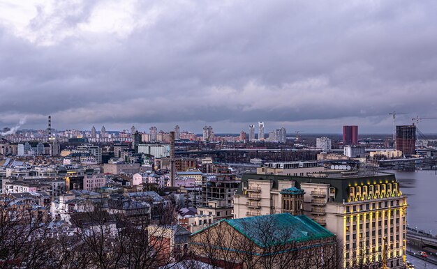 Paysage d'une grande ville industrielle par temps nuageux