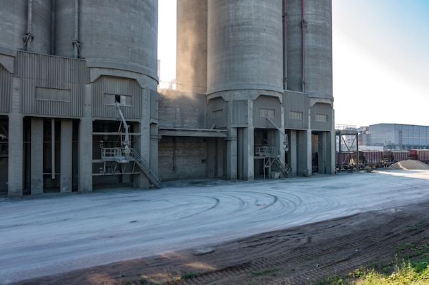 Photo paysage gris industriel pollution de l'environnement déchets de cimenterie gros tuyaux de l'usine de l'industrie des montagnes de sable et de gravats