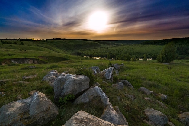 Paysage de halo de lune de pierres de nuit