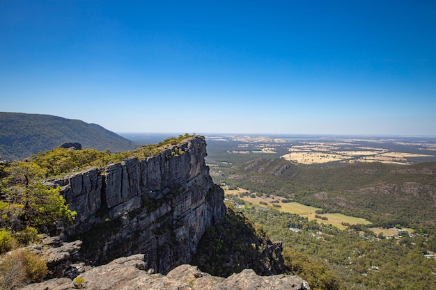 Paysage de haute montagne vue sur la roche au parc national des Grampians Victoria Australie forêt avec ciel bleu