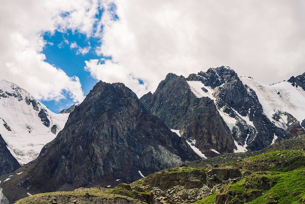 Paysage des hautes terres avec des montagnes rocheuses enneigées