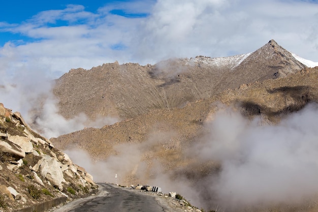 Paysage de l'Himalaya dans l'Himalaya le long de l'autoroute ManaliLeh Himachal Pradesh Inde