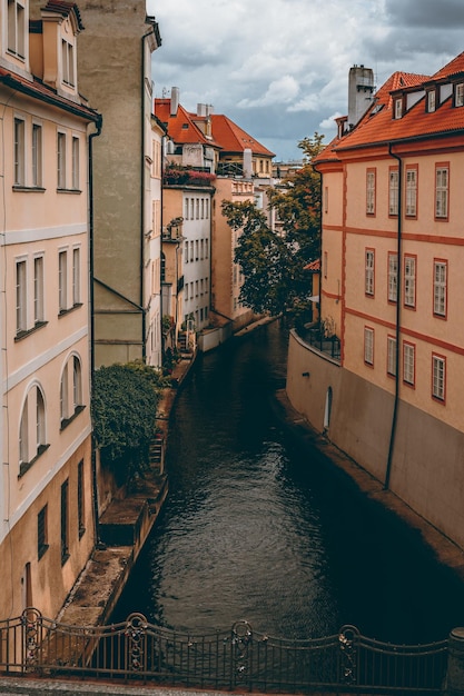 Le paysage historique de Prague le long du fleuve