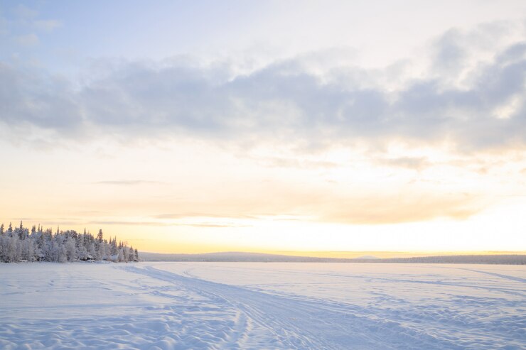 Photo paysage d&#39;hiver au lever du soleil