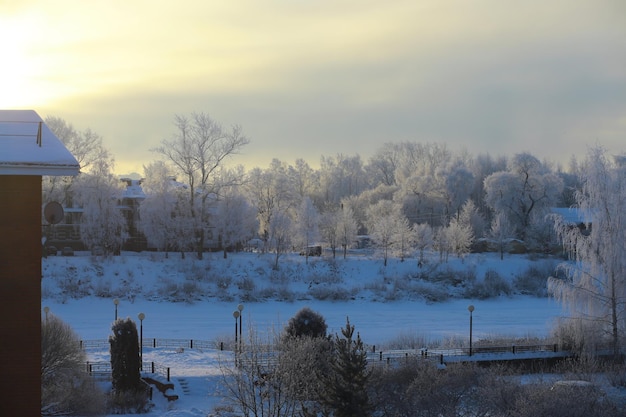 Paysage d'hiver. Beauté féerique des rues enneigées. Chutes de neige et refroidissement dans les zones touristiques.