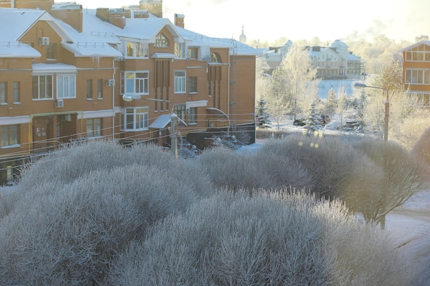 Photo paysage d'hiver beauté féerique des rues enneigées neige et refroidissement dans les zones touristiques