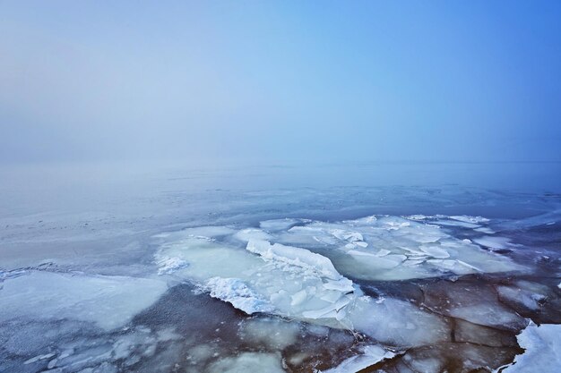 Paysage d'hiver bleu rivière gelée