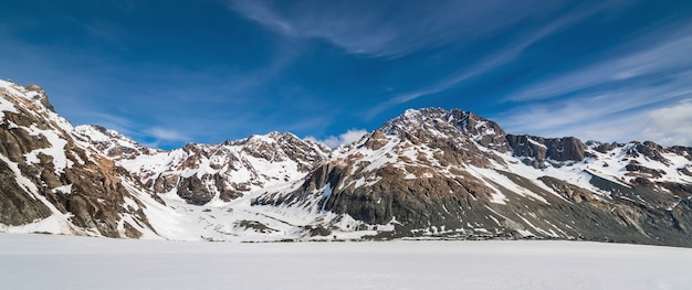 Paysage d&#39;hiver de la chaîne de montagnes de neige et ciel bleu