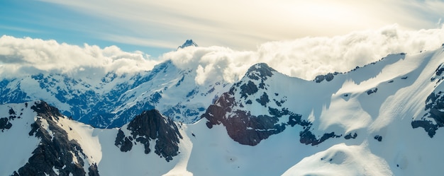 Paysage d'hiver de la chaîne de montagnes de neige